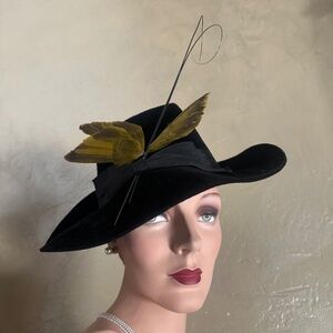 ALLURING 1940's BLACK FELT WIDE BRIM FEDORA + FEATHER WINGS & CURLY QUILLS